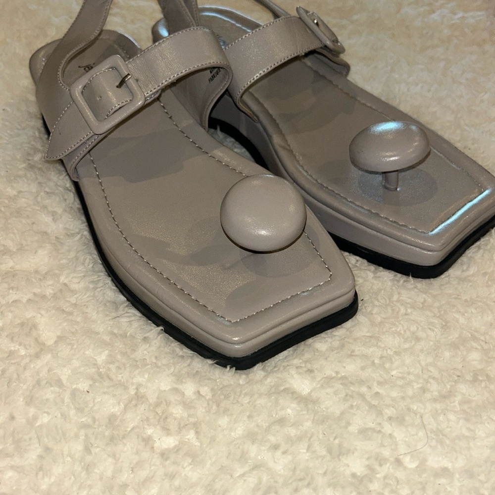 NWOB Jeffrey Campbell Toe Post Sandal in Gray